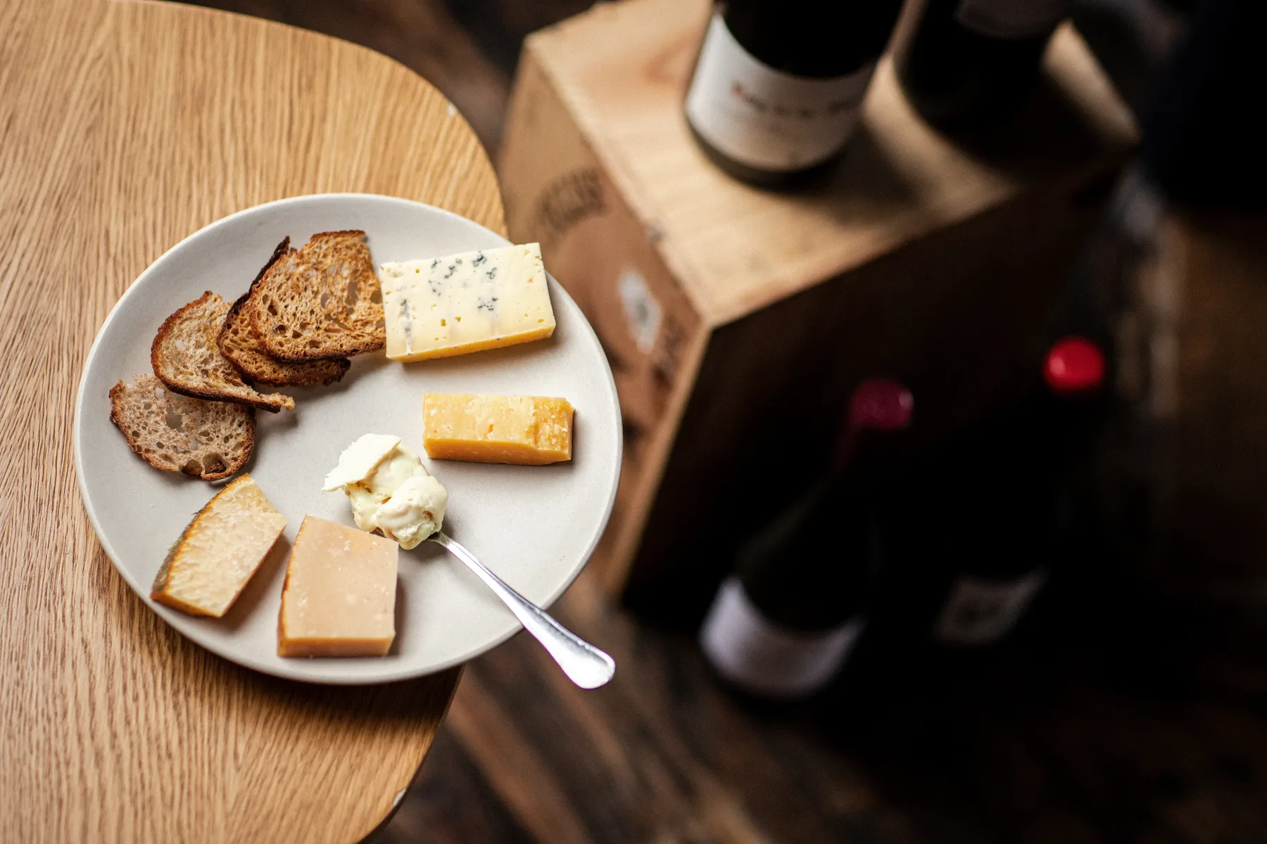 Plateau de fromages et vin nature chez De Matroos en het Meisje à Rotterdam