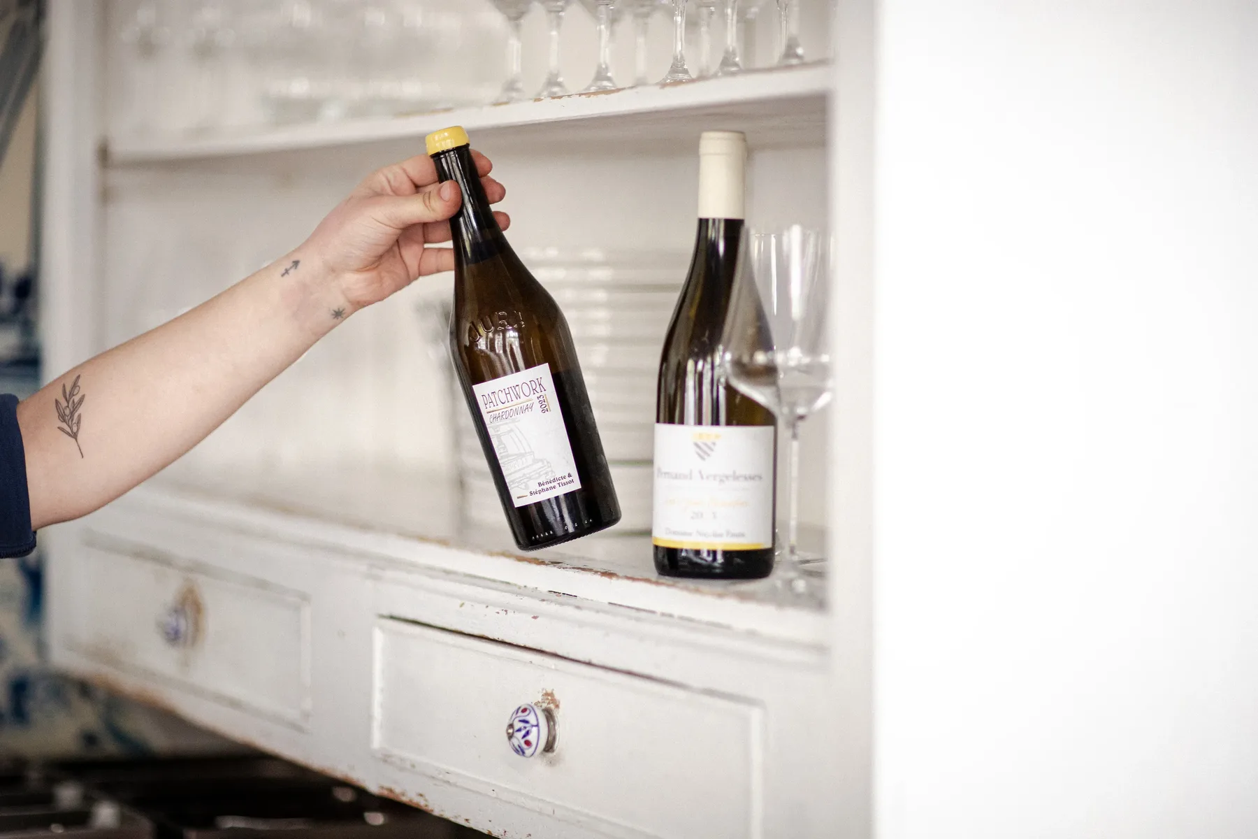 Sommelier servant du vin nature chez De Matroos en het Meisje à Katendrecht