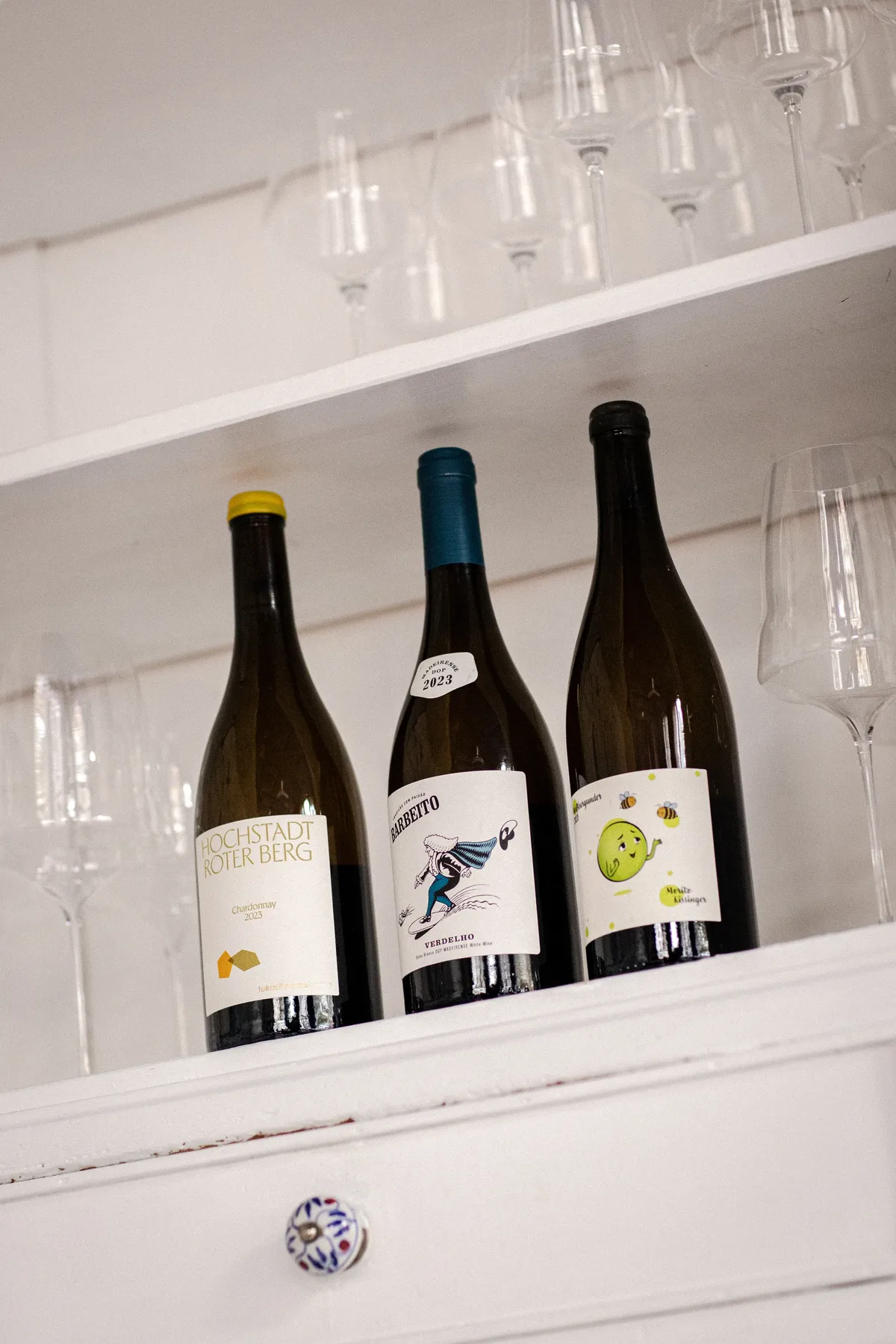 Armoire à vins avec des vins nature chez De Matroos en het Meisje à Rotterdam