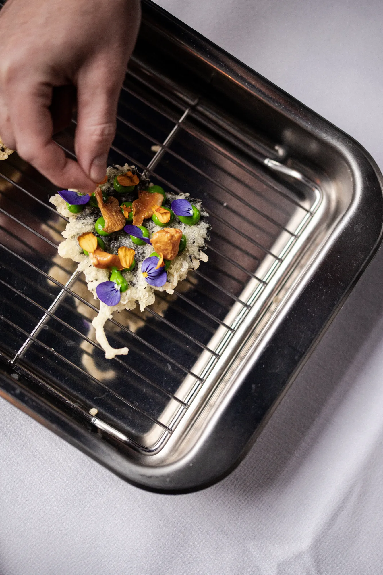 Amuse met eetbare bloemen van het feestmenu bij De Matroos en het Meisje
