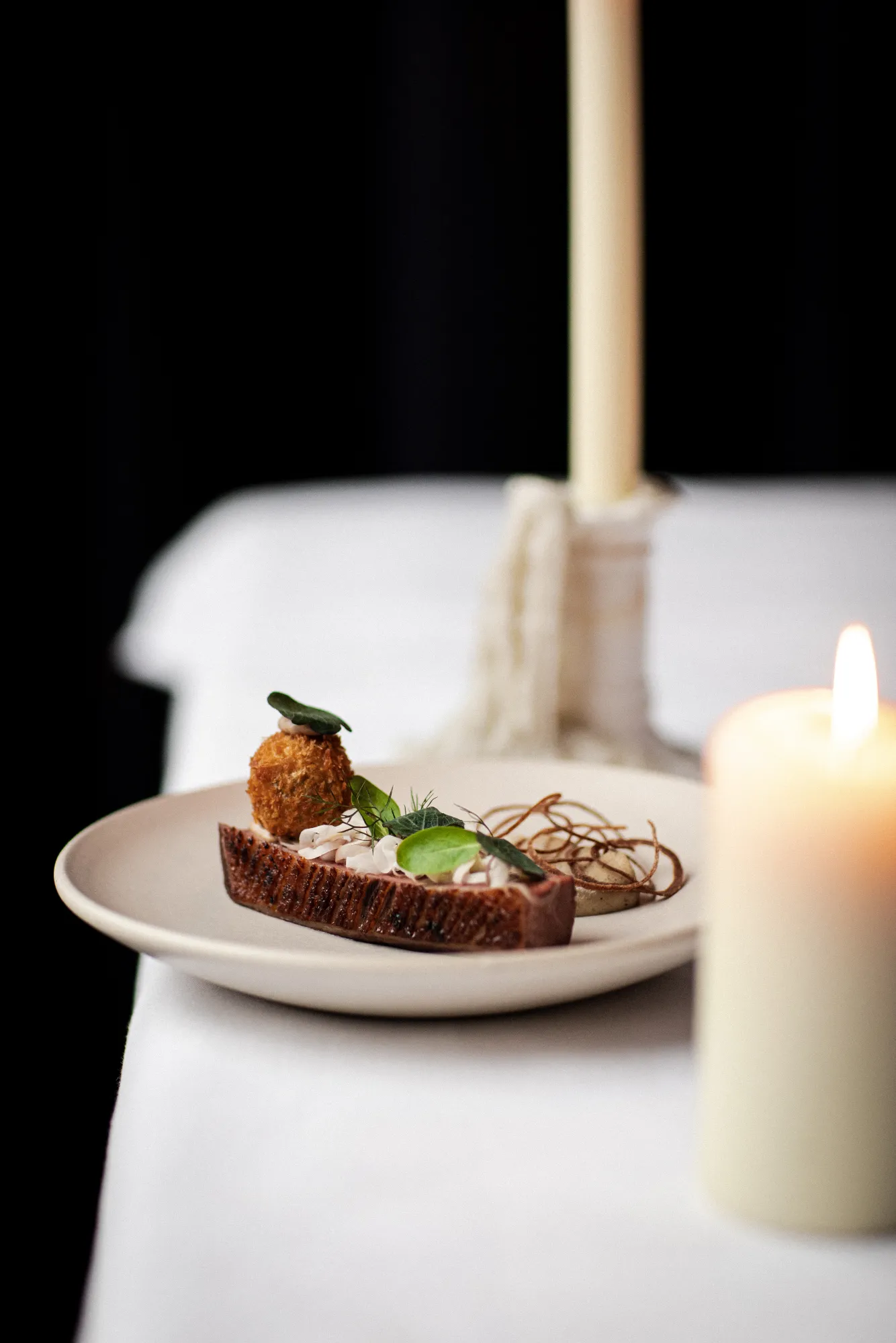 Hoofdgerecht van het kerstdiner bij kaarslicht bij De Matroos en het Meisje in Katendrecht