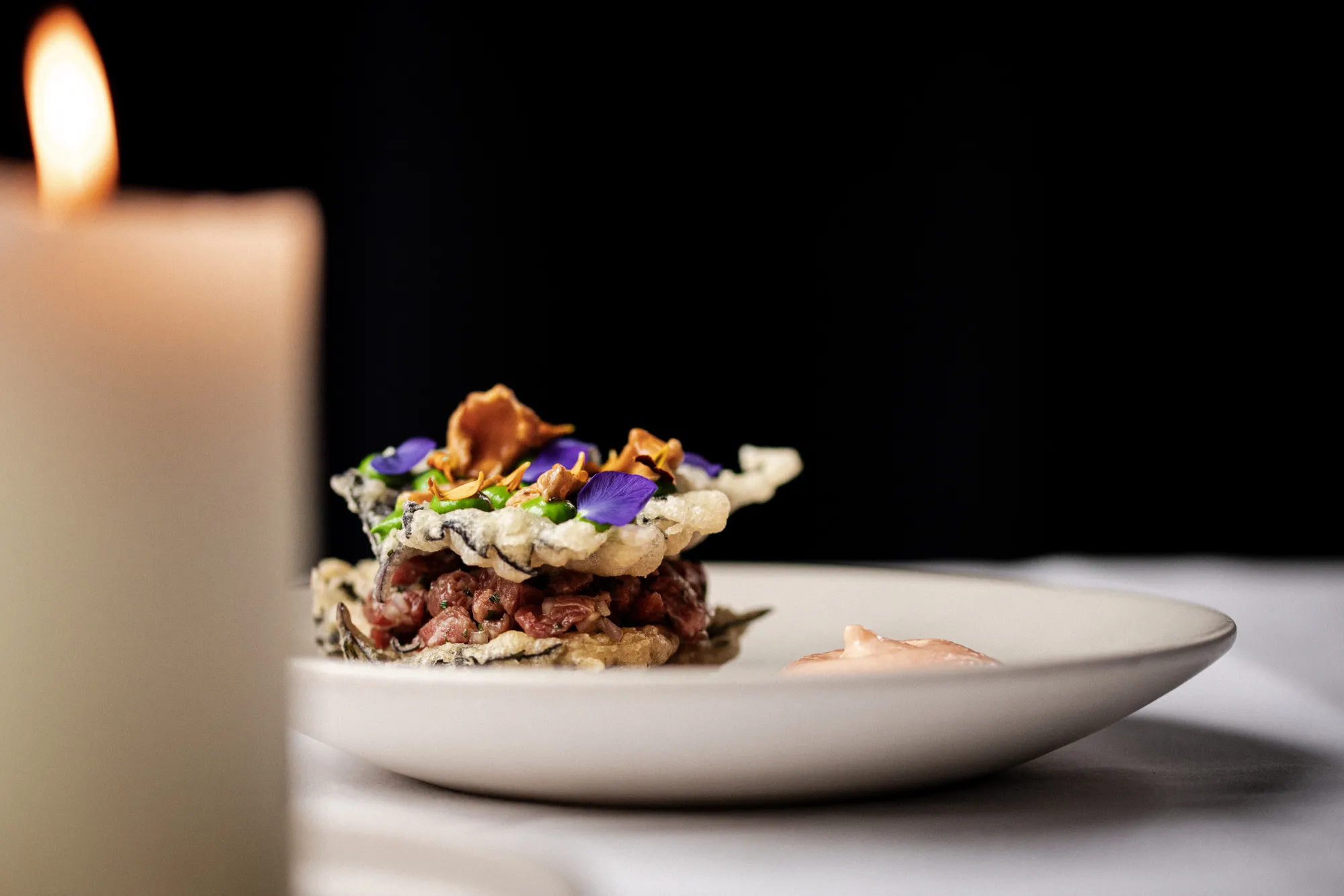 Tartaar met krokante tempura en eetbare bloemen van het kerstmenu bij De Matroos en het Meisje